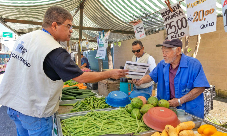 Em Jundiaí, Ipem-SP reforça caráter educativo em ação de orientação a feirantes